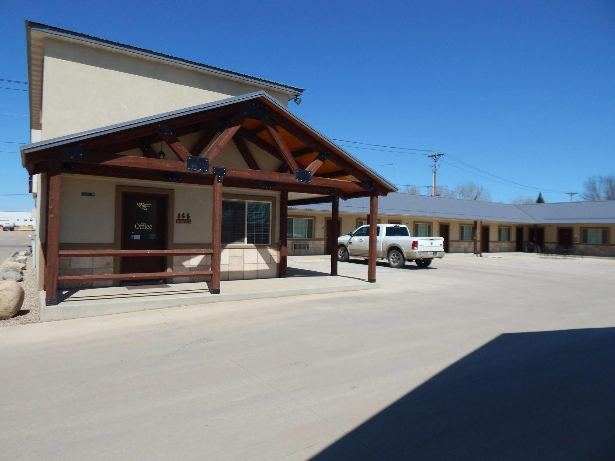 Winterton Suites Williston Exterior photo